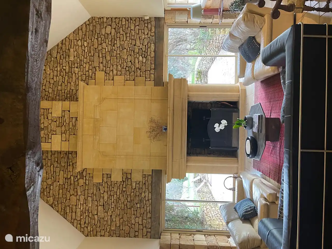 Der prächtige zweistöckige funktionierende Kamin.