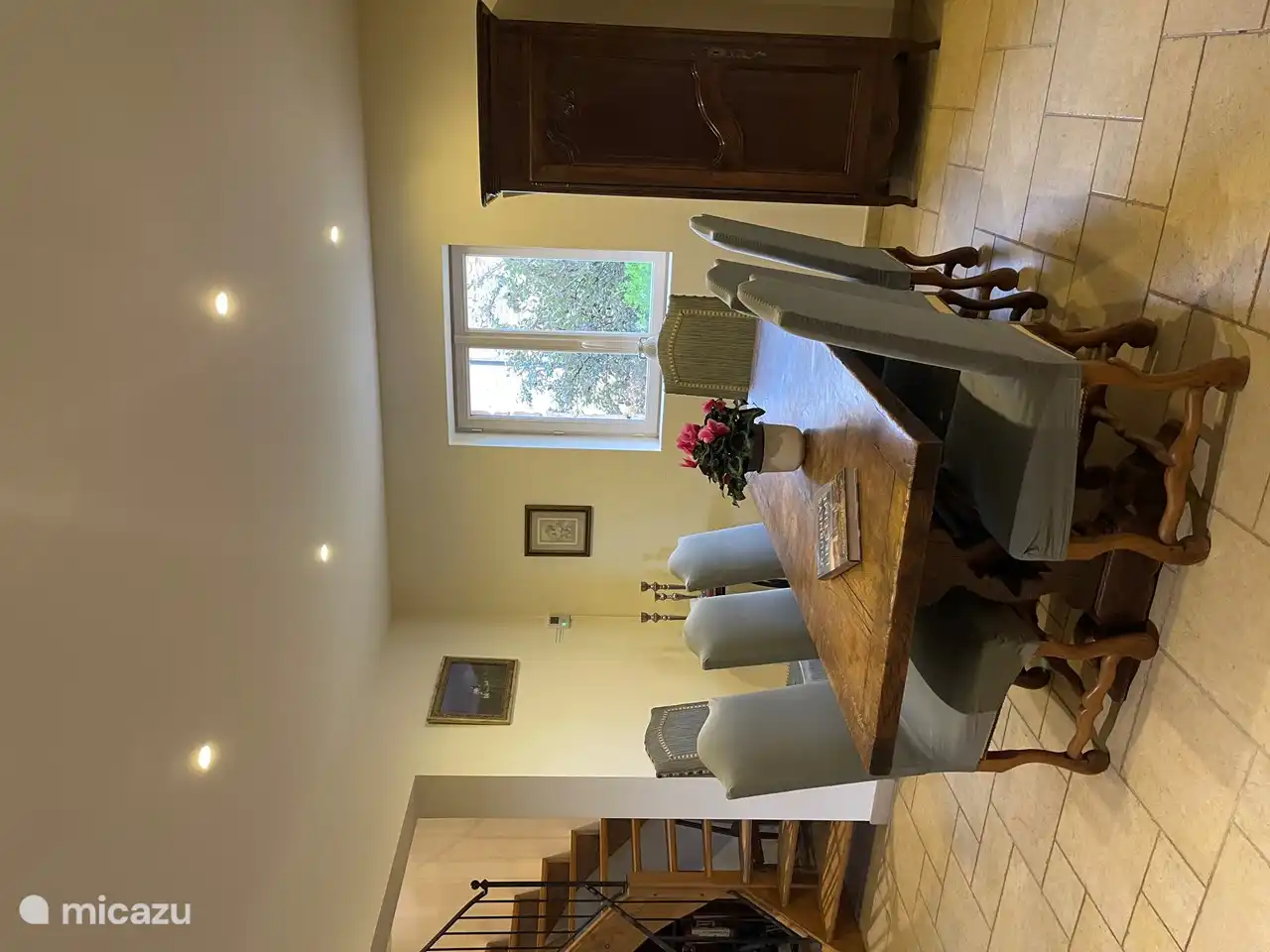 Das Esszimmer bietet bequem Platz für 6 Personen und bietet einfachen Zugang zur separaten Küche.