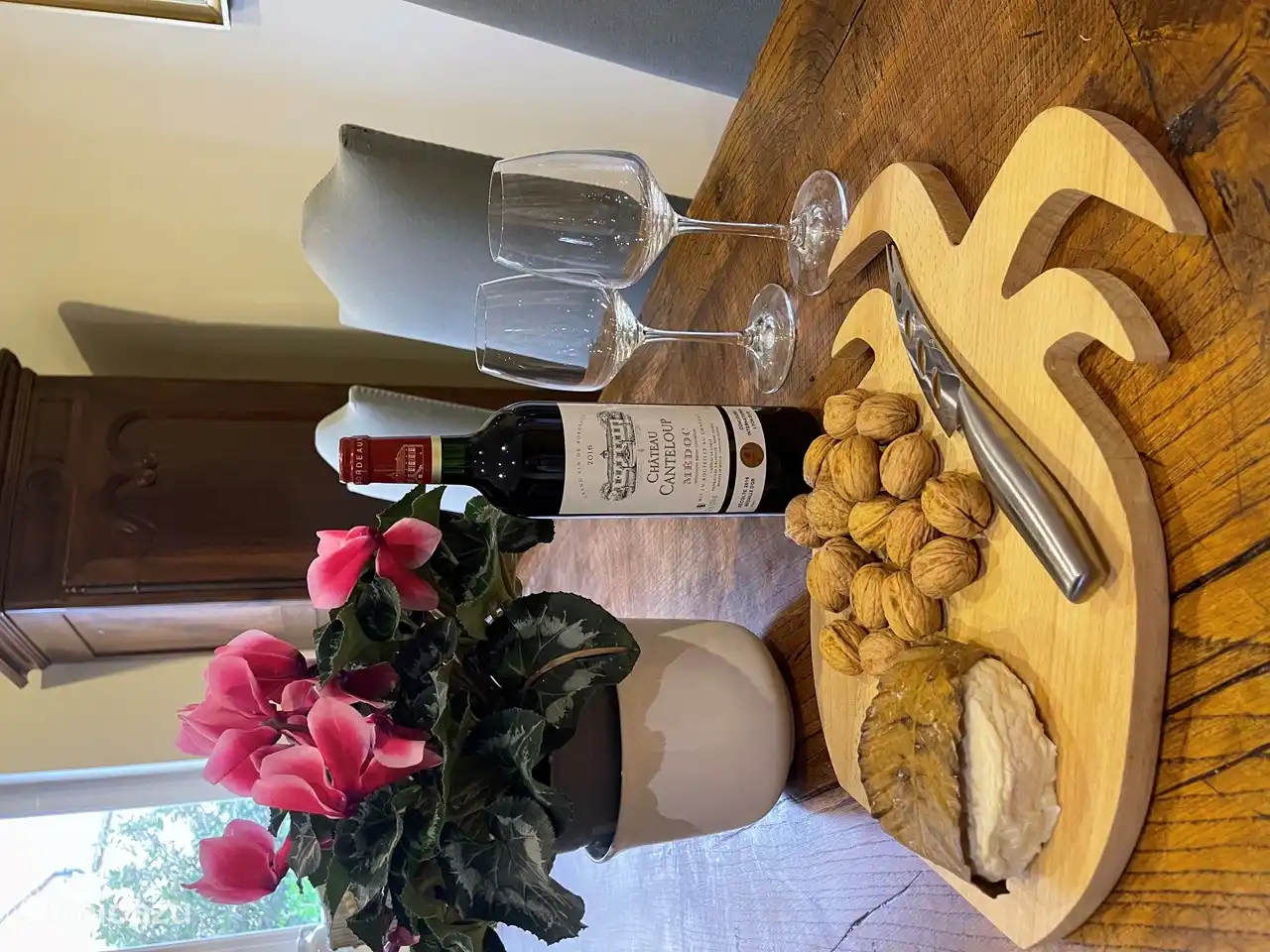 Genießen Sie lokalen Käse und Wein.