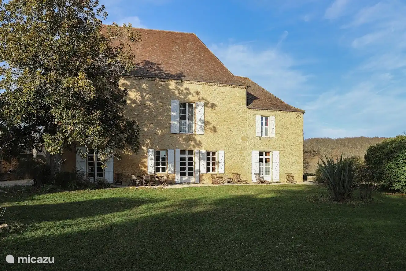 Das Herrenhaus aus dem 15. Jahrhundert befindet sich auf einem 4 ha großen Grundstück.