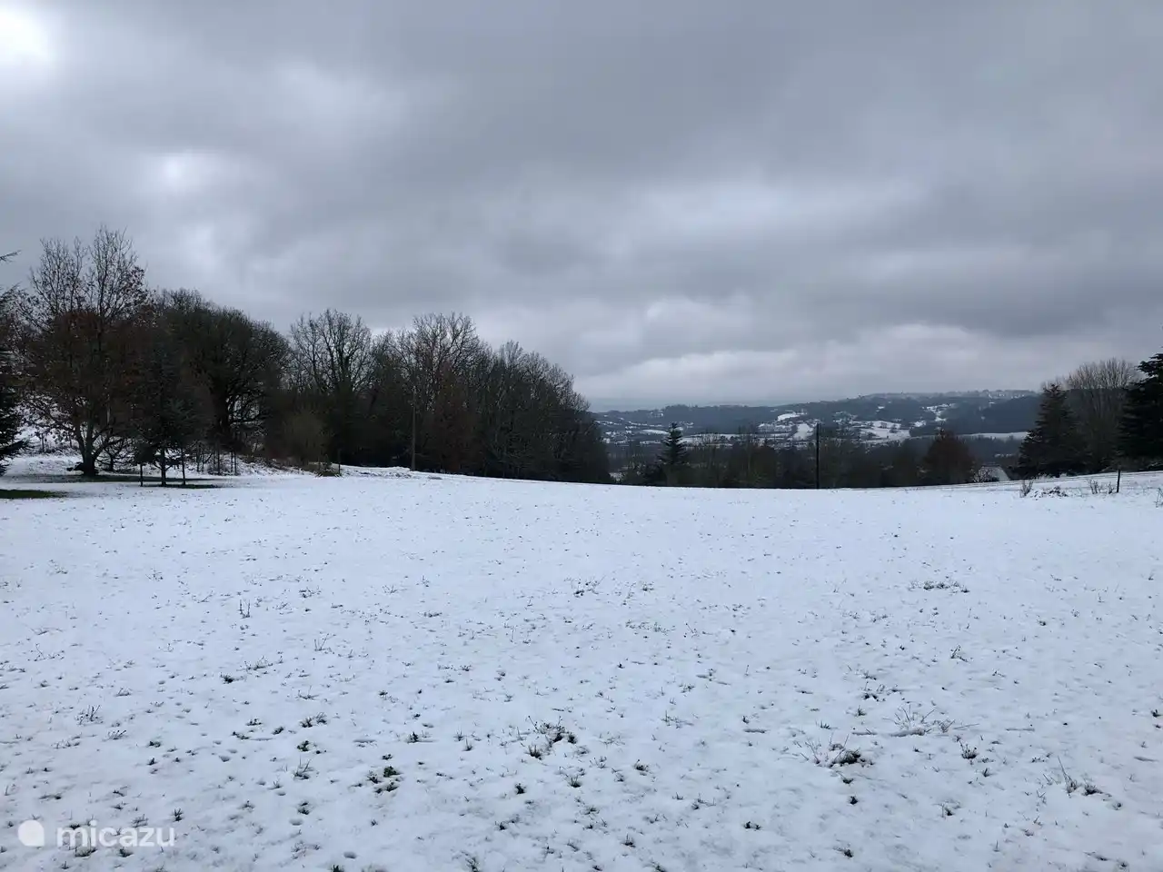 Das Grand Longere bietet mit seinem großen Kamin, Billardtisch und vielen Spielen und Aktivitäten auf dem Grundstück einen gemütlichen Aufenthalt in den Wintermonaten.