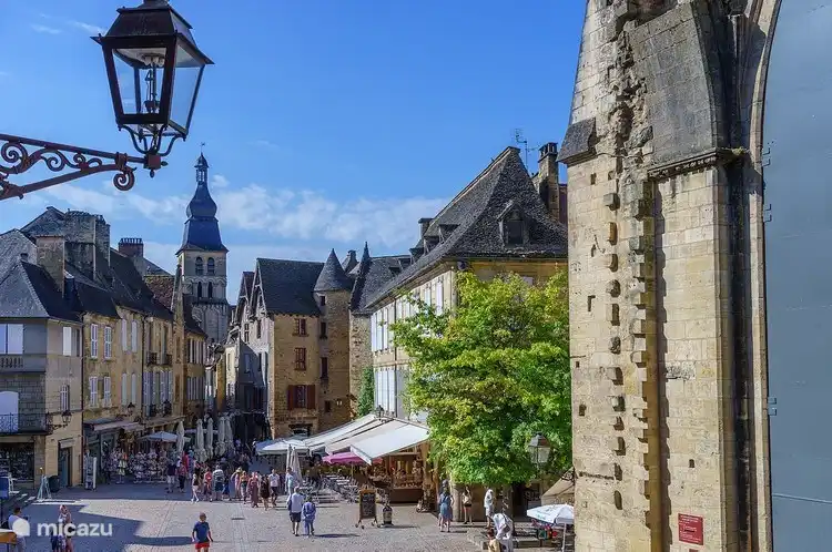 Das Grand Longere ist nur 20-25 Autominuten von der mittelalterlichen Stadt Sarlat entfernt - ein Muss für jeden Besucher der Dordogne.