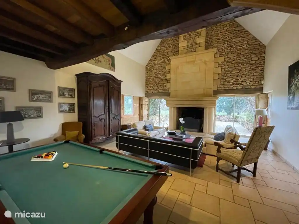 Der zweistöckige Kamin strahlt Charakter und Opulenz mit vielen Sitzgelegenheiten aus. Draußen überblickt eine große Terrasse mit Grill das 4 ha große Gelände.