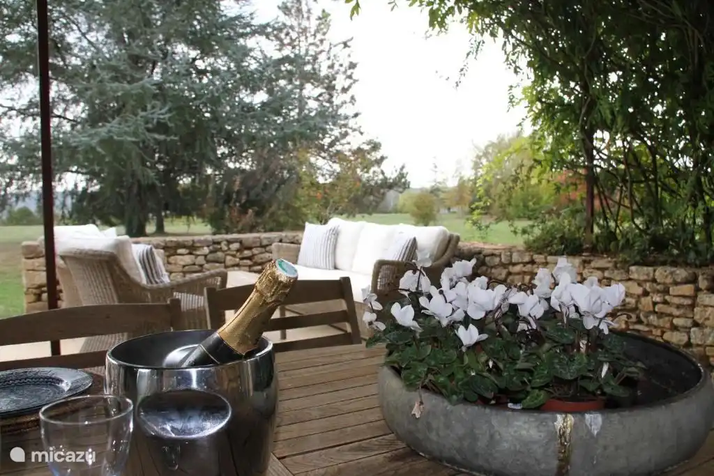 Die große Terrasse mit Blick auf das Gelände bietet Platz, um die Aussicht auf das Herrenhaus zu genießen. Ein großes beheiztes Schwimmbad steht in der Nähe.