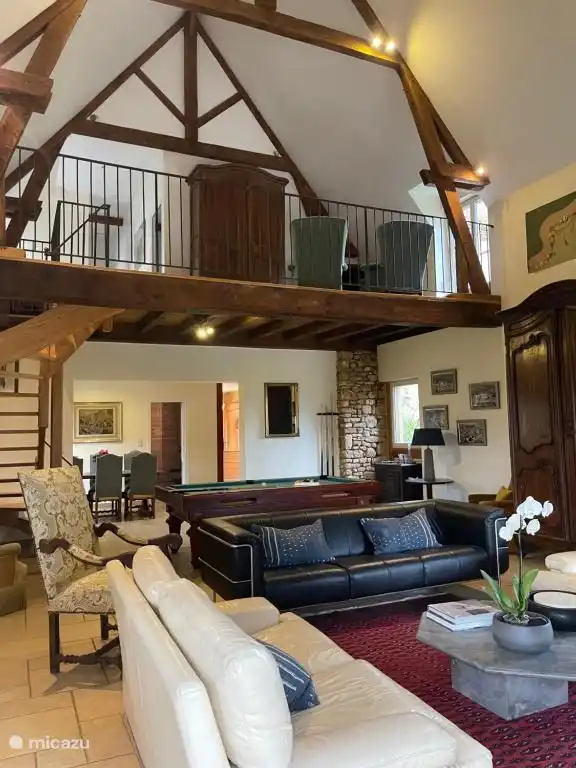 Ein weiterer Aspekt des Loungebereichs, der einen separaten Mezzaninbereich hervorhebt, in dem Sie sich entspannen können.