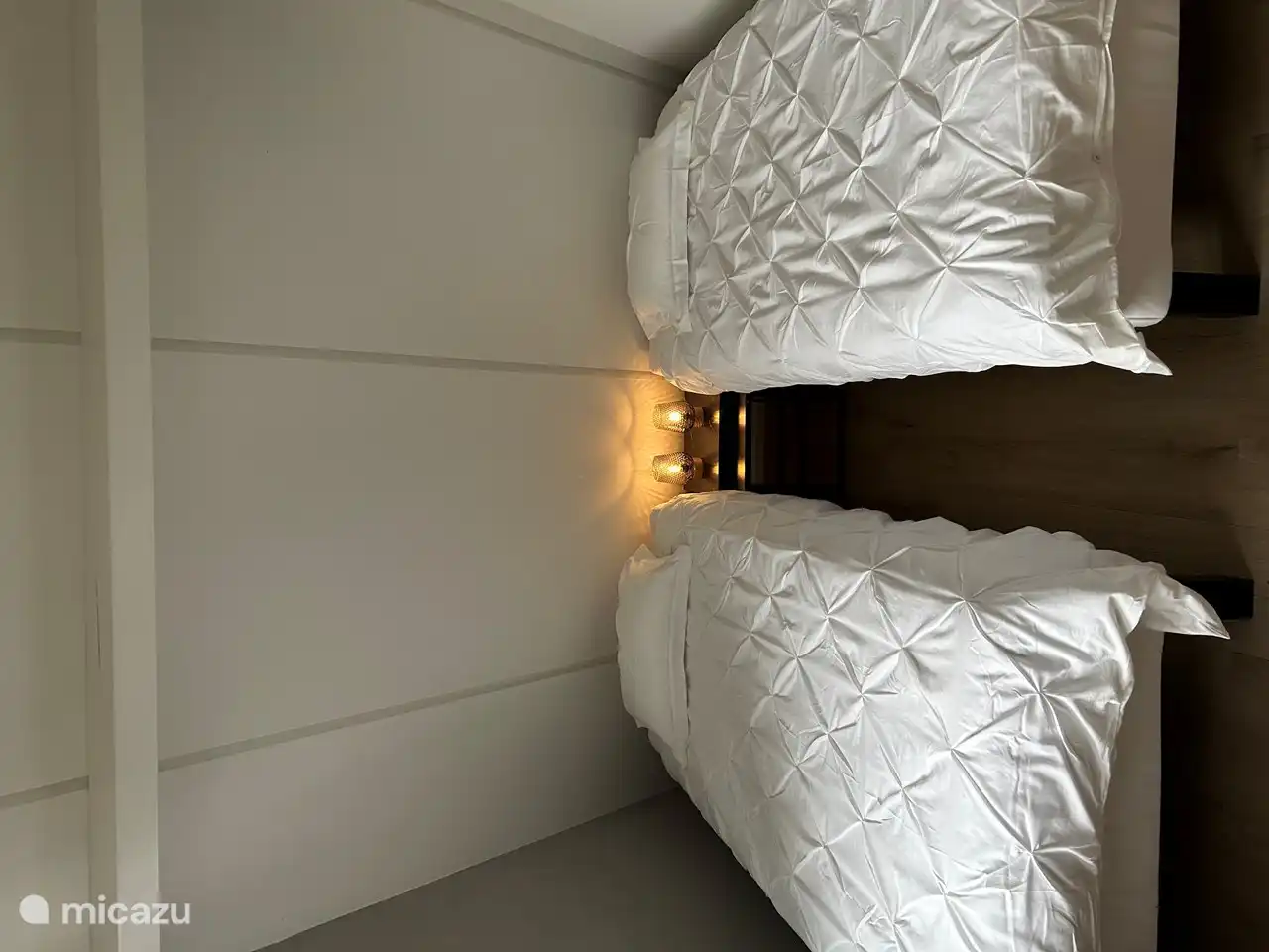 Dos cómodos somieres separados.