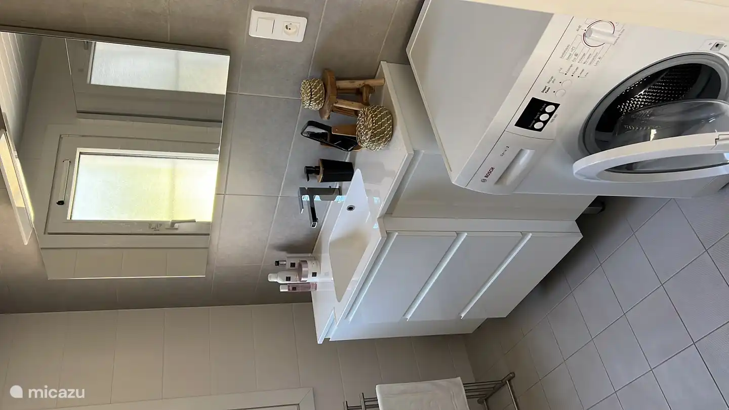 Nuevo baño de lujo con ducha de lluvia.
Uso gratuito de lavadora.