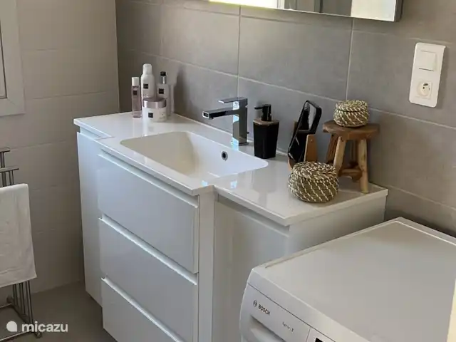 Casa 134 Cazaleres en Francia, Ariège, Daumazan-sur-Arize - villa Nuevo baño de lujo con ducha de lluvia.
Uso gratuito de lavadora.