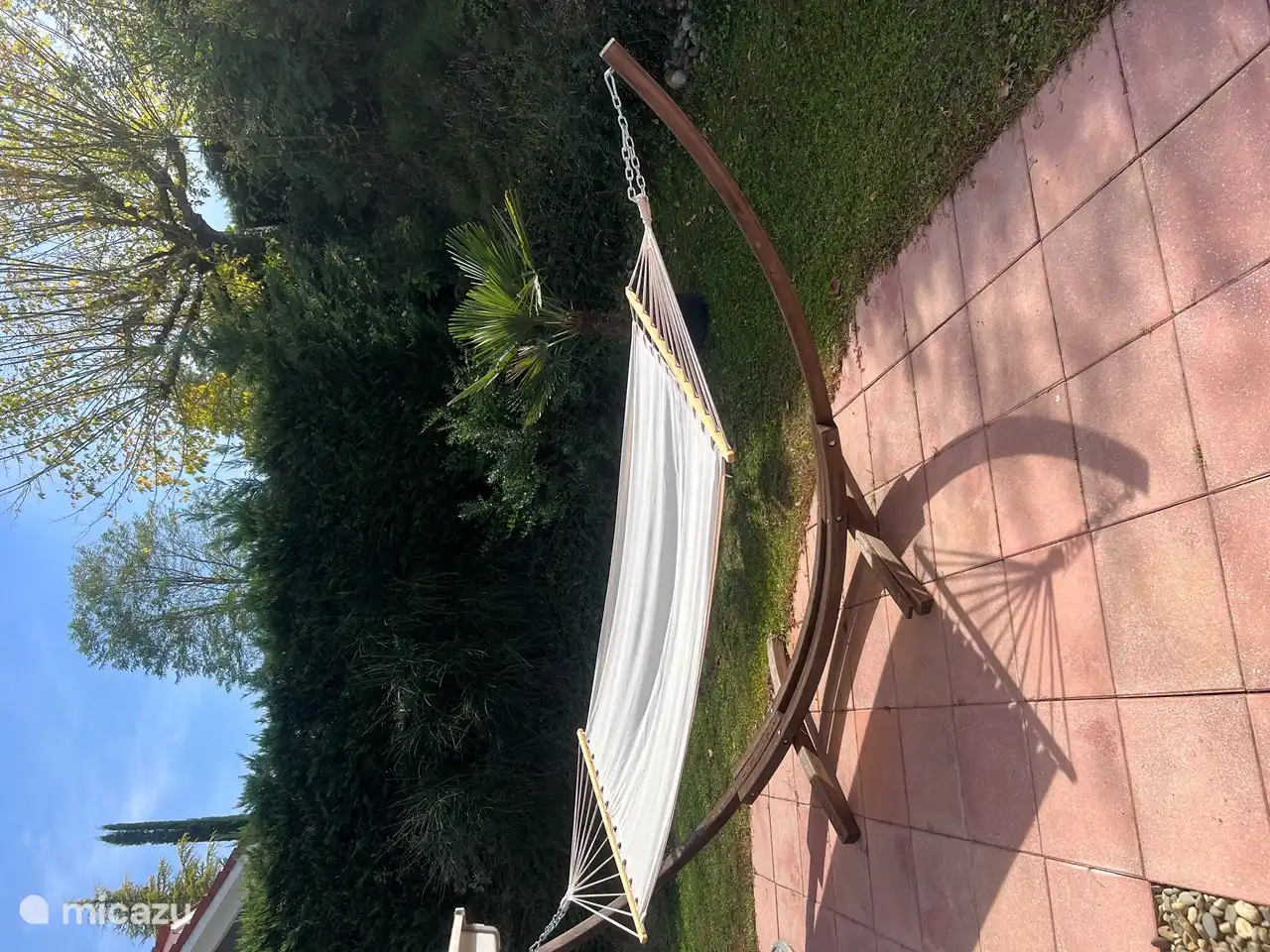 Relájate en la hamaca.