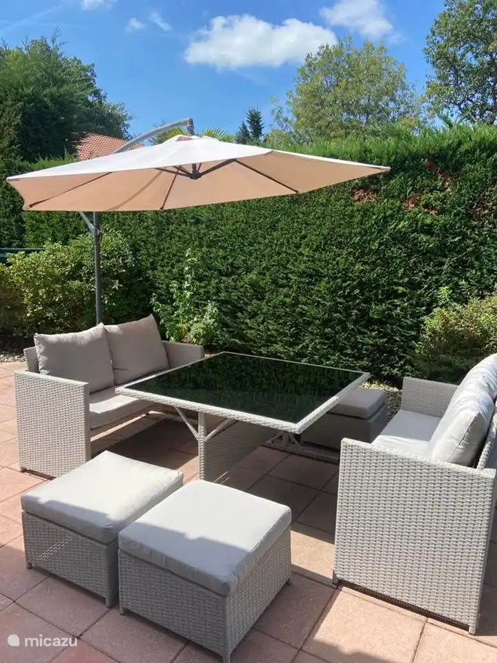 Disfrute de un aperitivo y una bebida en el salón.