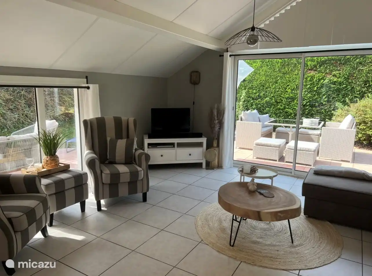 Acogedor salón con puertas correderas a la terraza.