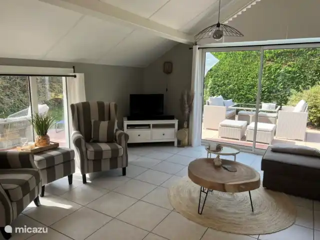 Casa 134 Cazaleres en Francia, Ariège, Daumazan-sur-Arize - villa Acogedor salón con puertas correderas a la terraza.