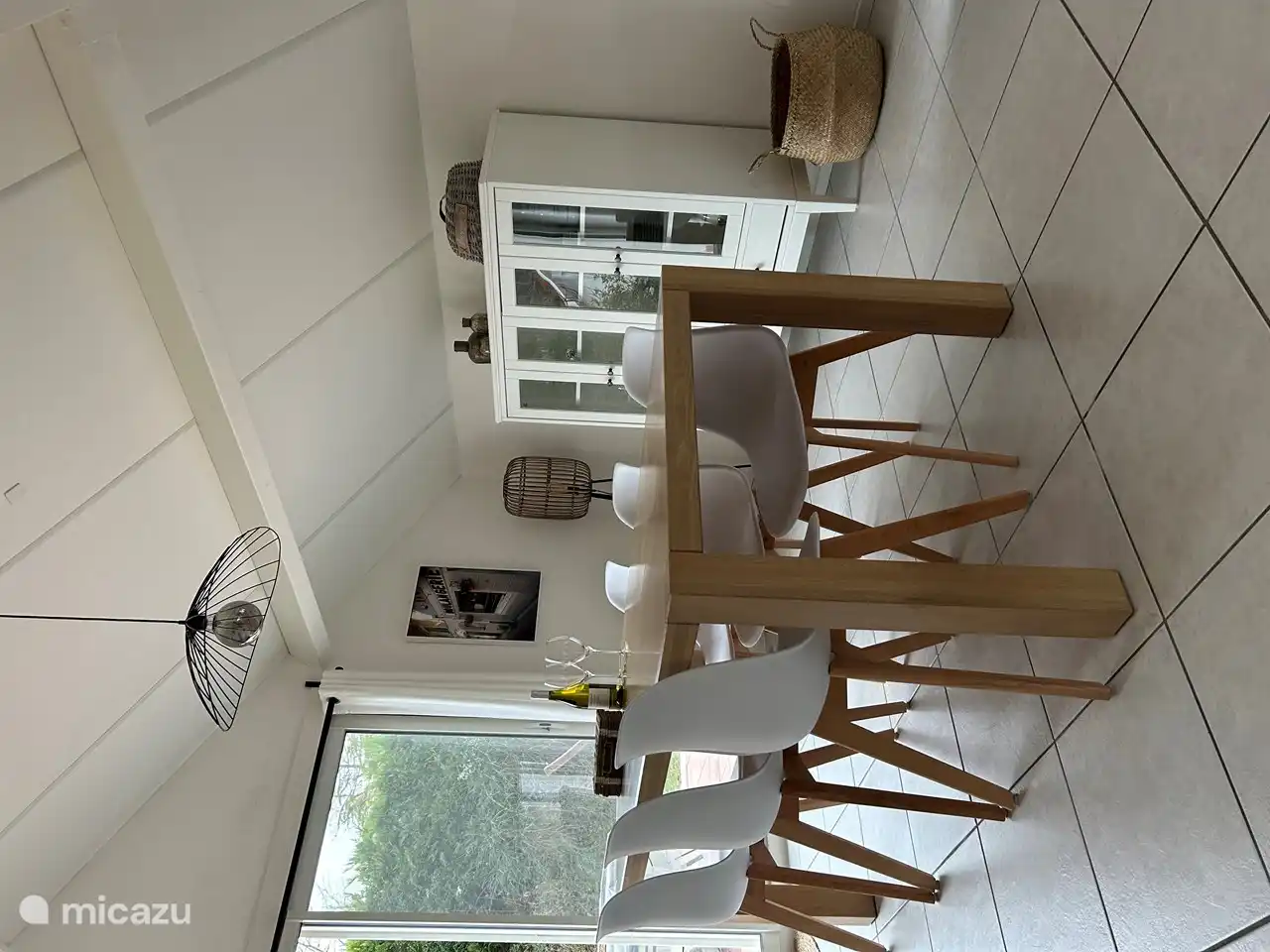 Mesa de comedor de seis plazas con vitrina muy bien equipada.