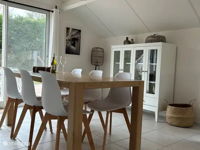 Casa 134 Cazaleres en Francia, Ariège, Daumazan-sur-Arize - villa Mesa de comedor de seis plazas con vitrina muy bien equipada.