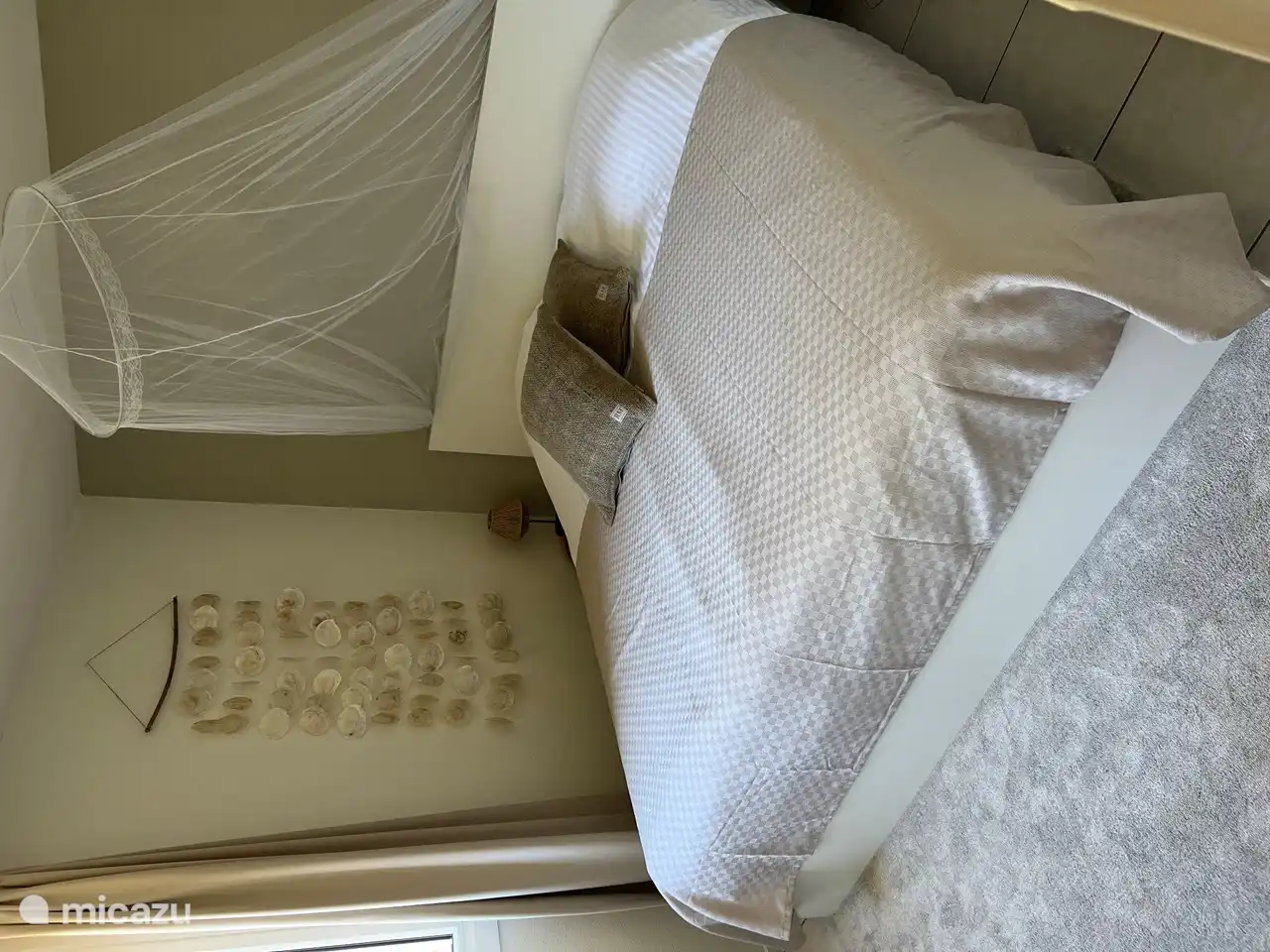 Bonito dormitorio en la planta baja con cama doble extra grande y ventilador de techo.