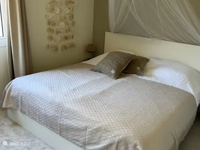 Casa 134 Cazaleres en Francia, Ariège, Daumazan-sur-Arize - villa Bonito dormitorio en la planta baja con cama doble extra grande y ventilador de techo.