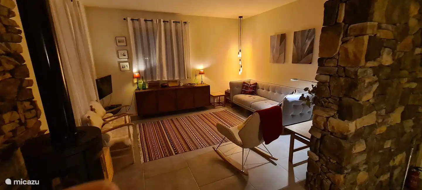 In kälteren Nächten können Sie sich drinnen versammeln und das Feuer anzünden