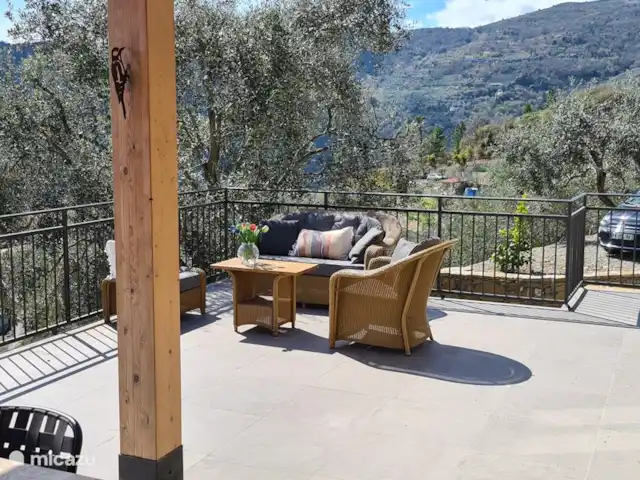 Villa Torba en Italia, Liguria, Dolceacqua - villa Lugar perfecto para tomar una copa por la noche a la sombra.