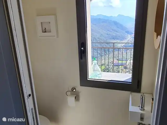 Villa Torba en Italia, Liguria, Dolceacqua - villa Incluso el baño tiene una vista increíble.