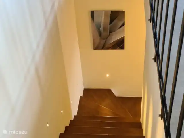 Villa Torba en Italia, Liguria, Dolceacqua - villa Escaleras que bajan a los dos dormitorios, lavadero y baño.