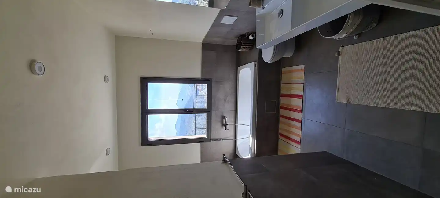 Badezimmer mit Dusche, Badewanne und Toilette