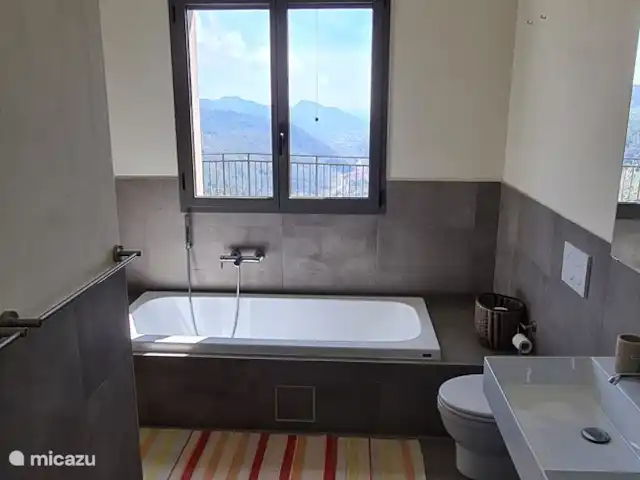 Villa Torba en Italia, Liguria, Dolceacqua - villa Cuarto de baño con ducha, bañera y WC