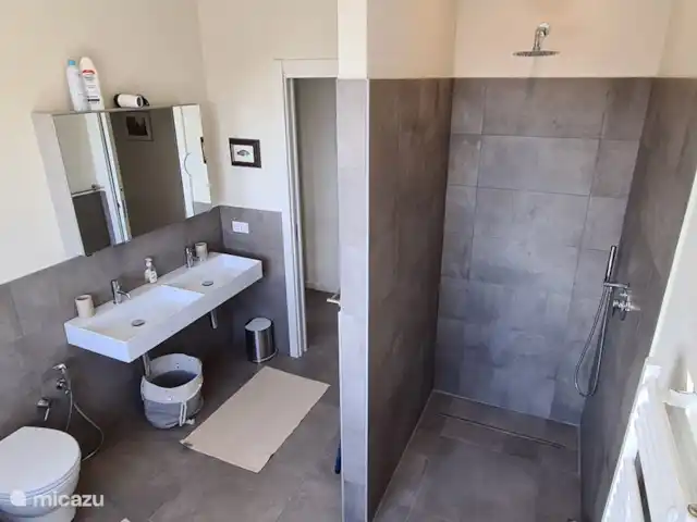 Villa Torba en Italia, Liguria, Dolceacqua - villa una ducha espaciosa