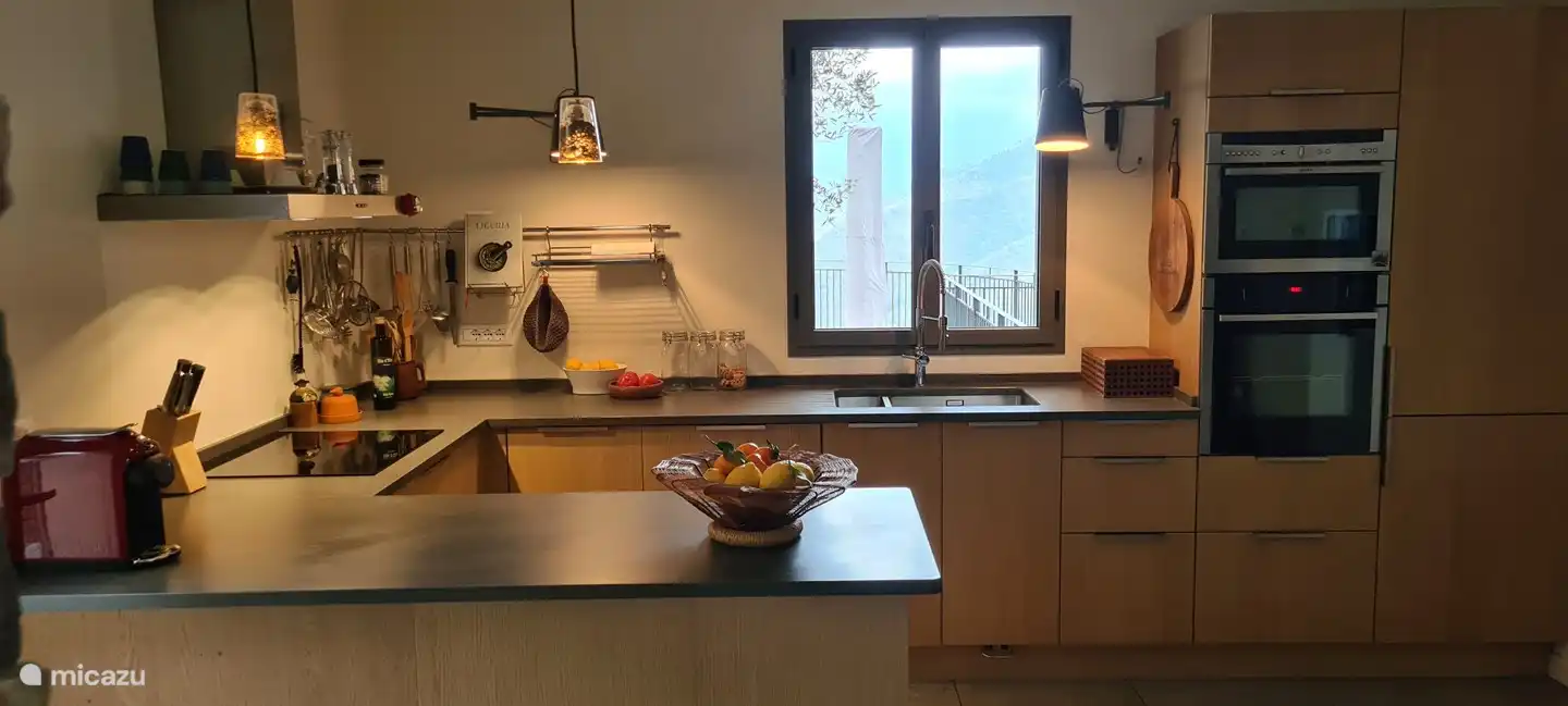 Eine sehr gut ausgestattete Küche erwartet Sie, um Wunder zu vollbringen.