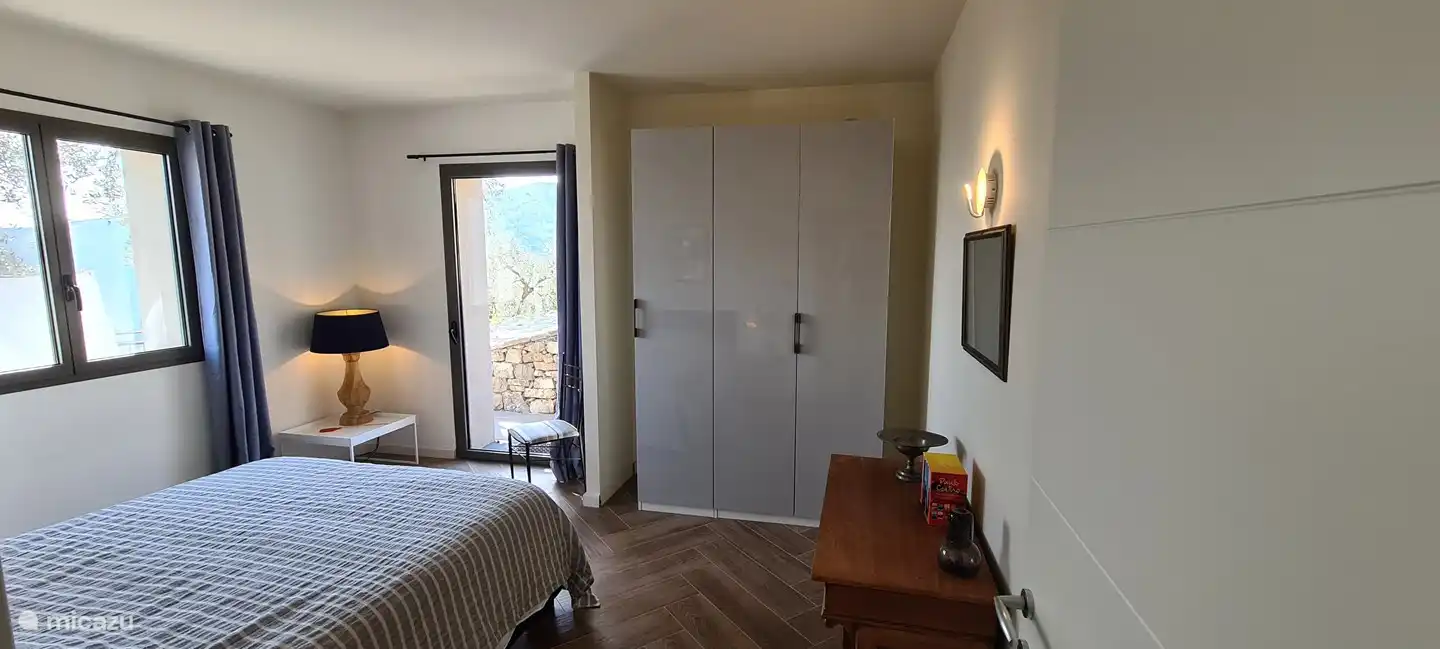 Genügend Stauraum für Ihre Kleidung. Die Tür führt auf die untere Terrasse