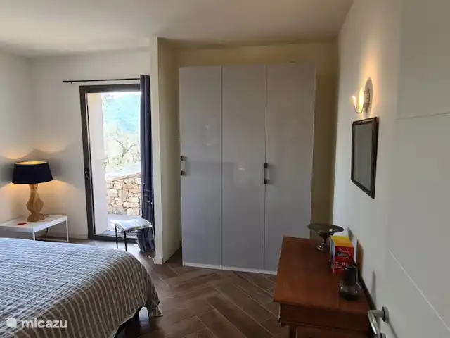Villa Torba en Italia, Liguria, Dolceacqua - villa Suficiente espacio de almacenamiento para su ropa. La puerta conduce a la terraza inferior.