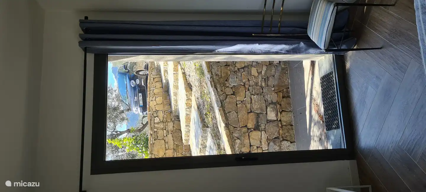 Einfacher Zugang vom und zum Parkplatz.