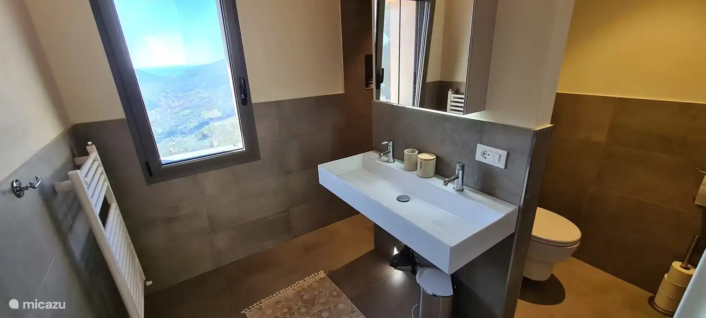 Badezimmer mit Waschbecken, Dusche und Toilette