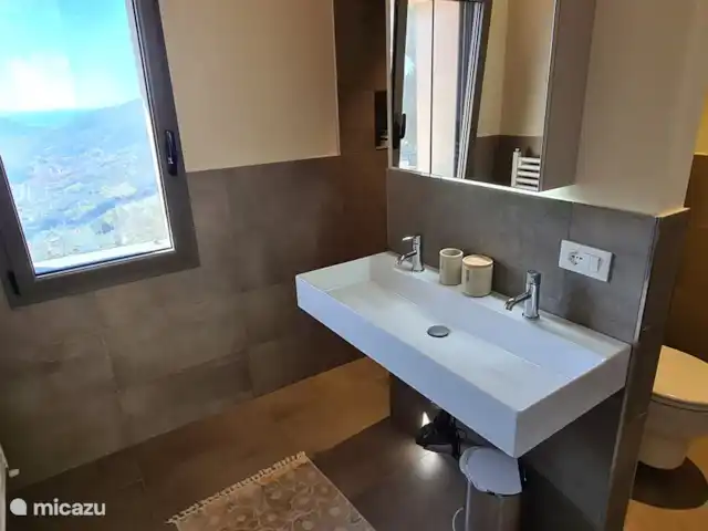 Villa Torba en Italia, Liguria, Dolceacqua - villa Cuarto de baño con lavabos, ducha y WC.