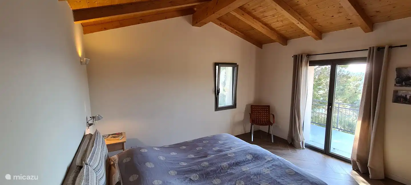 Das Hauptschlafzimmer hat auch eine schöne Terrasse