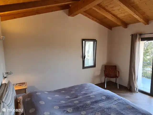 Villa Torba en Italia, Liguria, Dolceacqua - villa El dormitorio principal también tiene una bonita terraza.