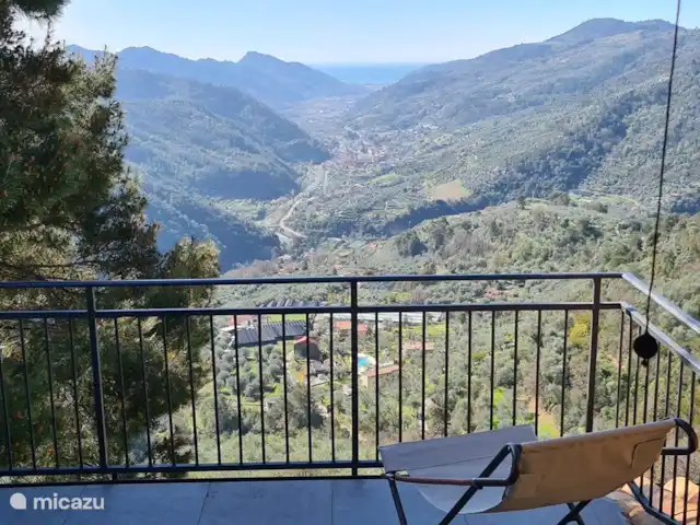 Villa Torba en Italia, Liguria, Dolceacqua - villa Terraza del dormitorio principal donde puedes tomar tu té de la mañana.