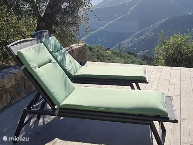 Villa Torba en Italia, Liguria, Dolceacqua - villa tumbonas en la piscina