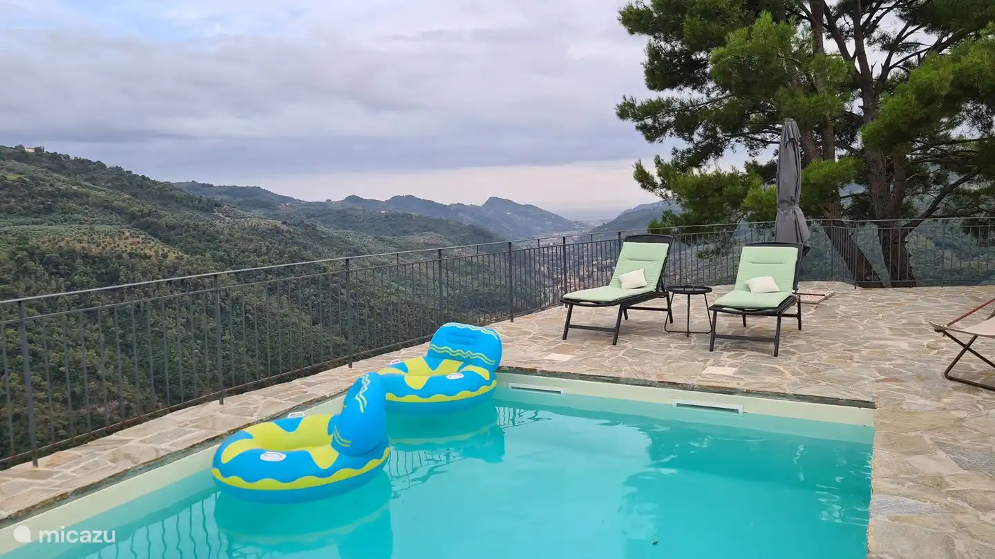 Setzen Sie sich in den privaten Poolbereich, wo Sie lesen, schlafen oder einen Cocktail schlürfen können.