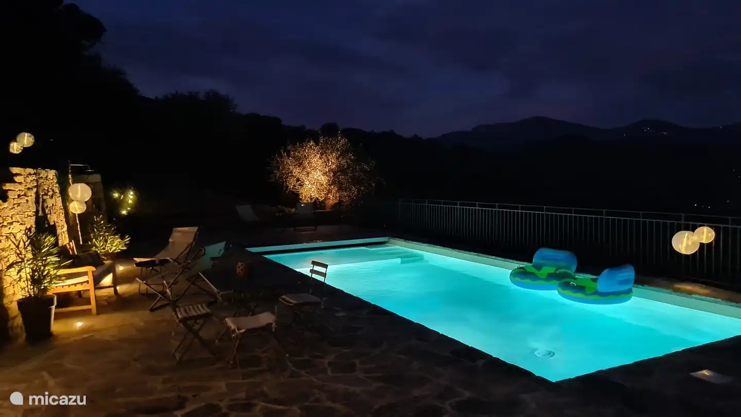 Sie können nachts schwimmen, da der Pool beleuchtet ist