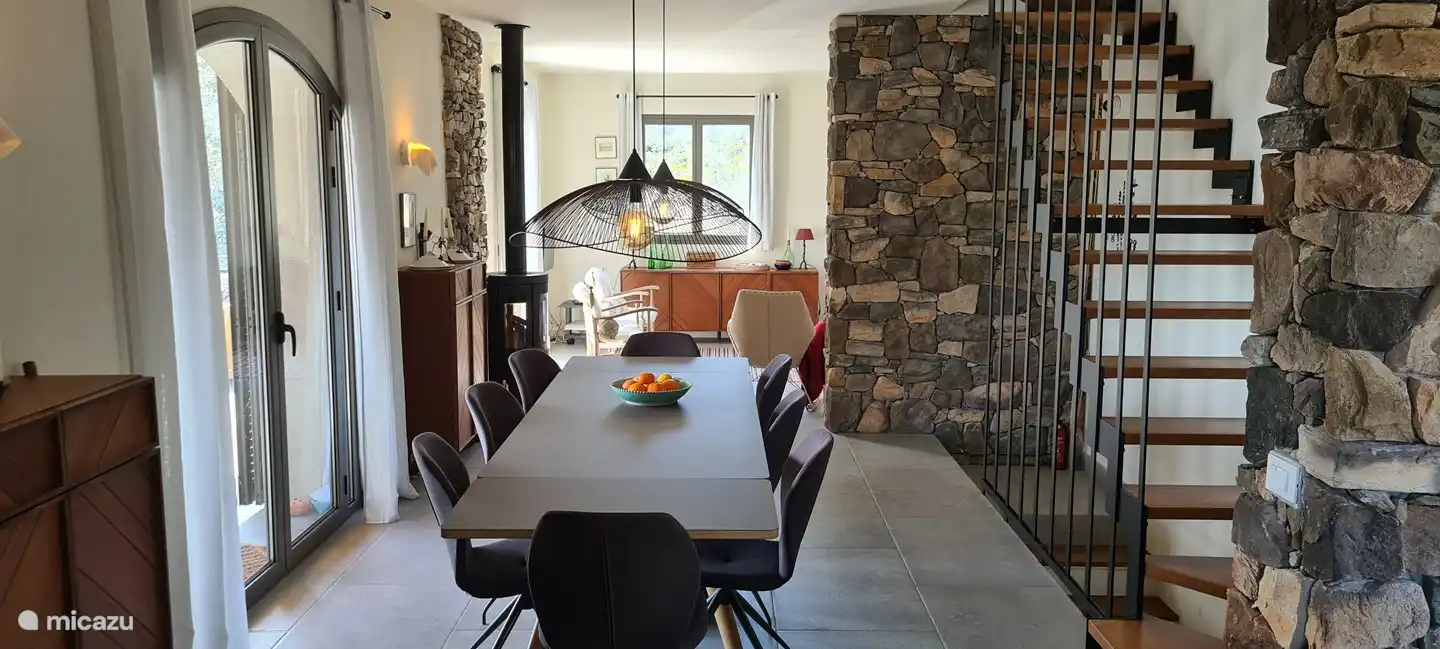 Ess- und Wohnzimmer mit Zugang zur vorderen Terrasse