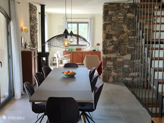 Villa Torba en Italia, Liguria, Dolceacqua - villa Comedor y sala de estar con acceso a la terraza delantera.