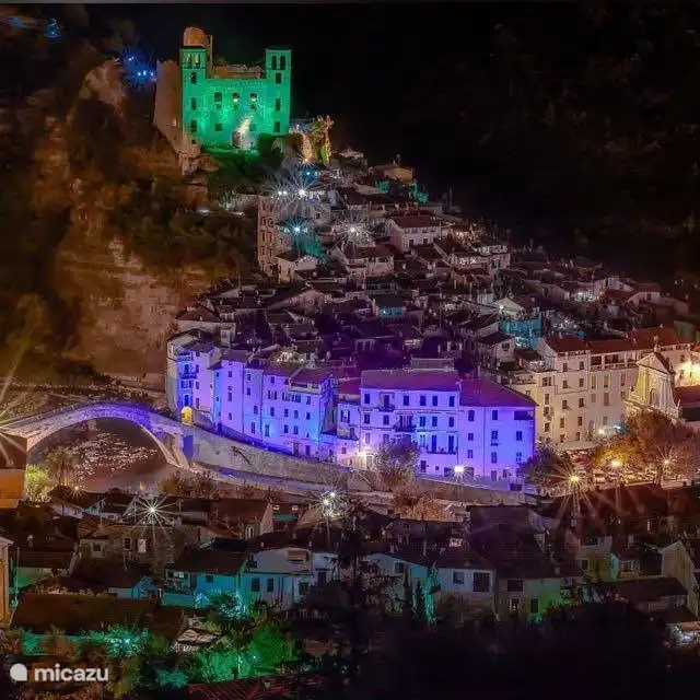 Dolceacqua ist eine malerische mittelalterliche Stadt mit vielen Bars und guten Restaurants
