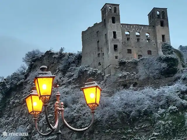 Villa Torba en Italia, Liguria, Dolceacqua - villa Dolceacqua en el invierno (con nieve muy rara)