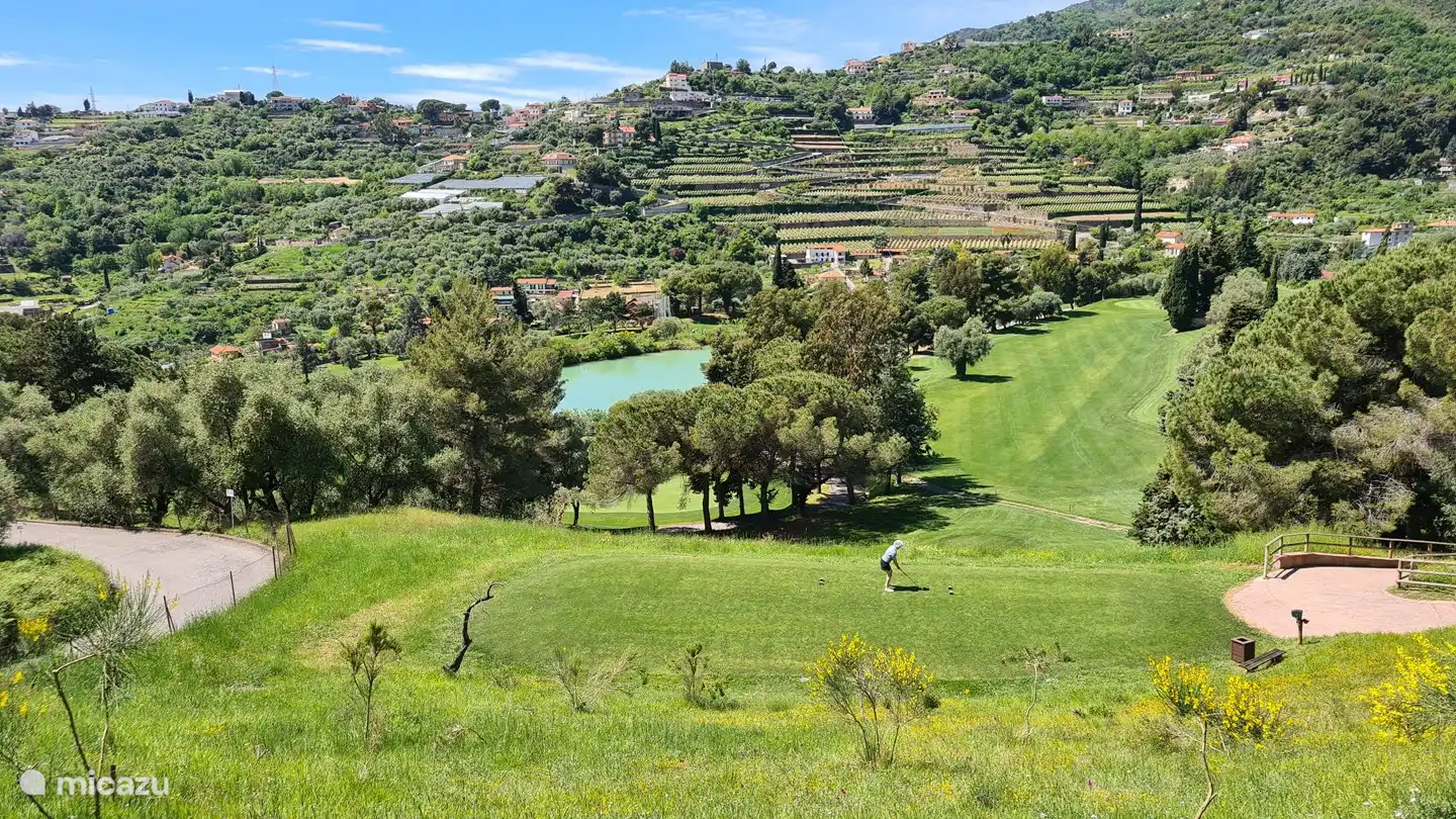 Der Golfplatz von San Remo ist eine 45-minütige Fahrt entfernt.