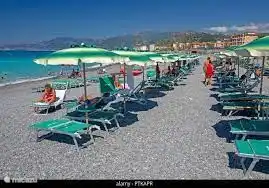 An vielen Orten können Sie Liegen oder Sonnenschirme mieten, wenn Sie einen entspannten Tag am Meer verbringen möchten.