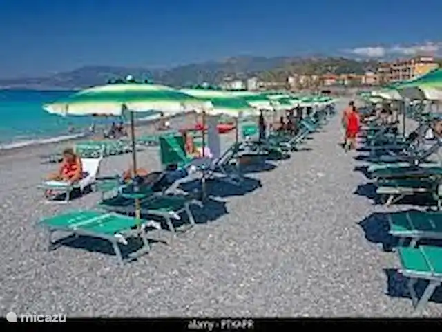 Villa Torba en Italia, Liguria, Dolceacqua - villa En muchos lugares puedes alquilar tumbonas o sombrillas cuando te gusta un día de ocio en el mar.