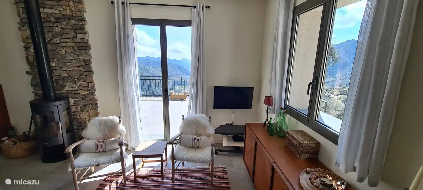 Wohnzimmer mit TV und Kamin