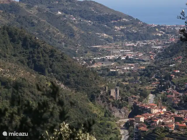Villa Torba en Italia, Liguria, Dolceacqua - villa La vista sobre el pueblo y el mar. ¡Nunca te aburrirá!