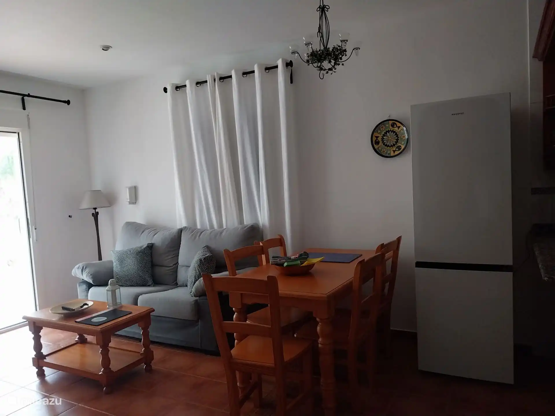 Open keuken en woonkamer met toegang tot het buitenterras