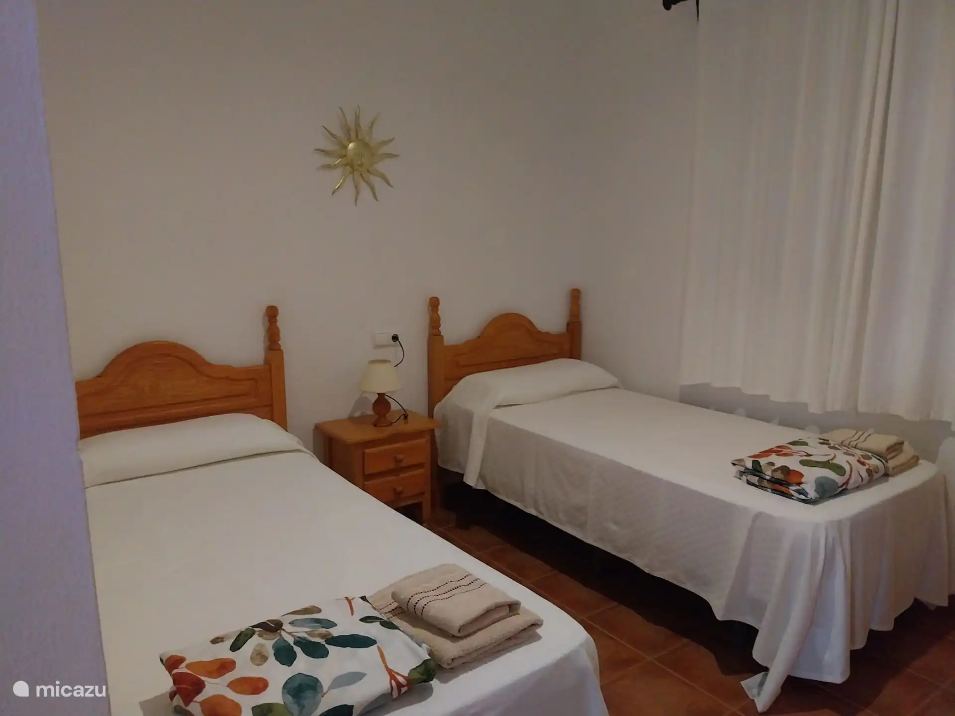 Slaapkamer met twee bedden